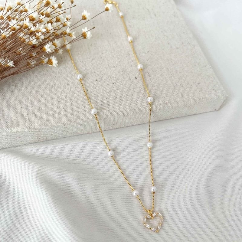CHOKER CORAÇÃO \'BAGUETE\' VAZADO NA VENEZIANA COM PÉROLAS