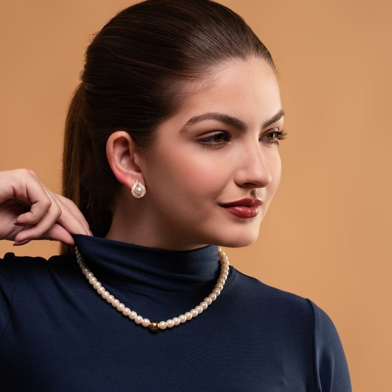 CHOKER PÉROLA COM DETALHE ESFERA LISA