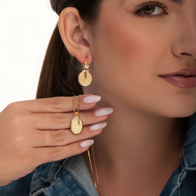 COLAR CRUZ, ZIRCÔNIA E ORAÇÃO \'PAI NOSSO\' NA VENEZIANA