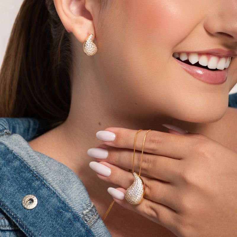 COLAR FEMININO GOTA CRAVEJADA HAILEY NA VENEZIANA