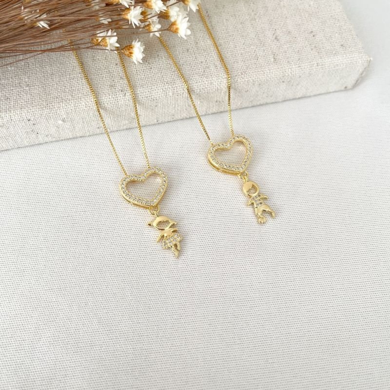 COLAR CORAÇÃO VAZADO CRAVEJADO COM PINGENTE MENINA PENDURADA