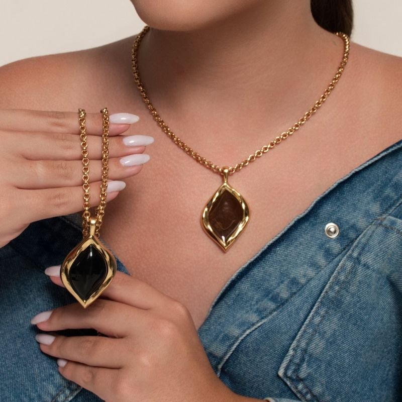 CORRENTE ELO PORTUGUÊS COM PINGENTE ESMALTADO MARROM (FOLHA)