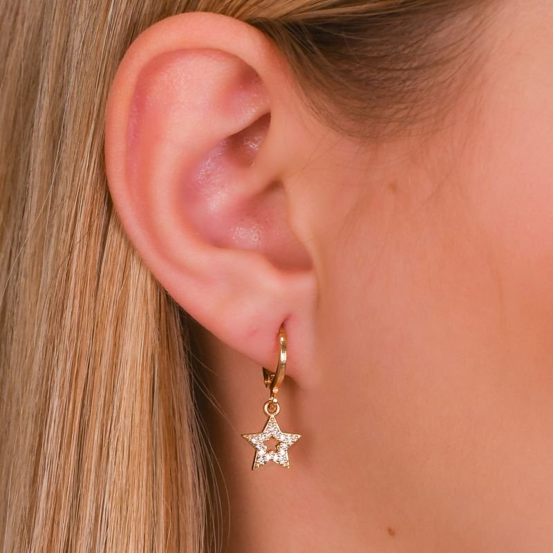 MINI ARGOLA ARTICULADA LISA COM ESTRELA VAZADA CRAVEJADA