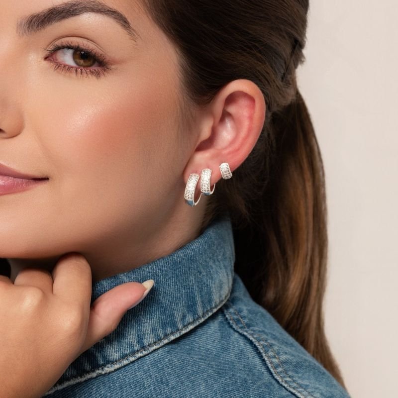 TRIO DE BRINCOS ARGOLA ARTICULADA CRAVEJADA C TRÊS CARREIRAS